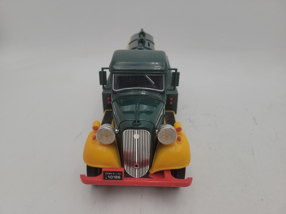 Hess Green / Yellow & White Amerada Hess Plastic Tank Truck EX