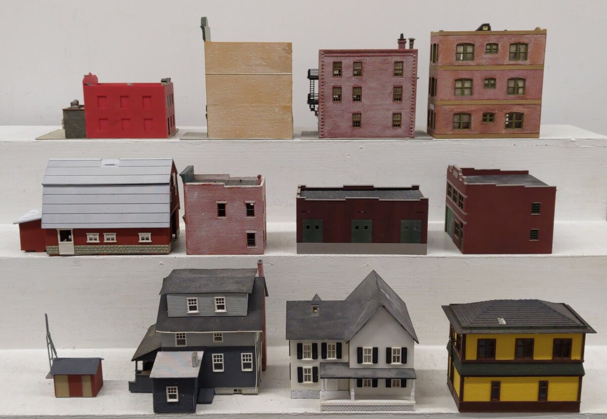 Assorted Plastic HO Scale Buildings [12] VG