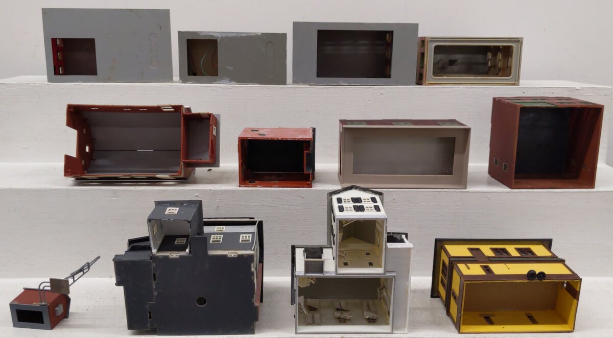 Assorted Plastic HO Scale Buildings [12] VG