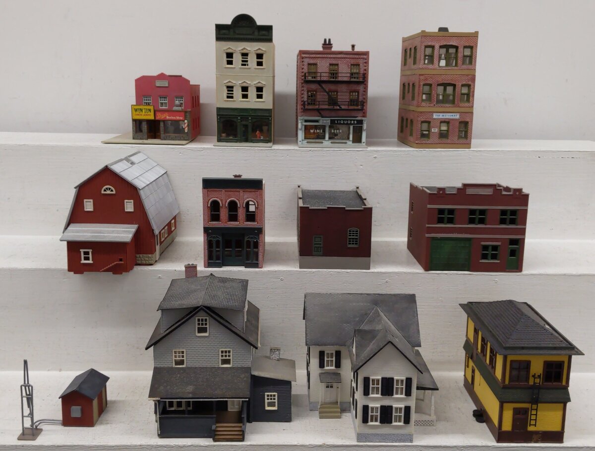 Assorted Plastic HO Scale Buildings [12] VG