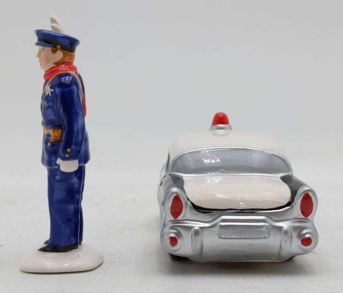 Dept 56 5174-8 The Snow Village "Calling All Cars" Ceramic Figures (Set Of 2) EX/Box