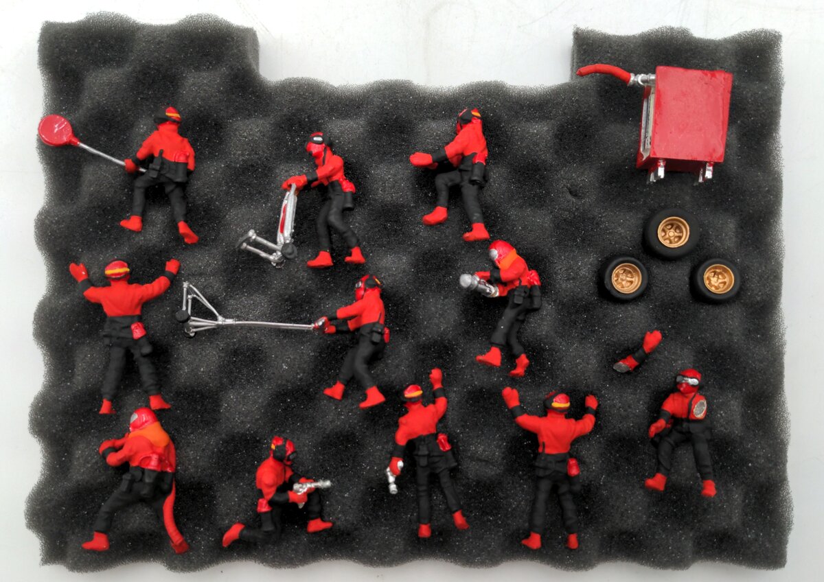 Asgard P006F 1:43 Scale Team Ferrari Painted Figures w/ Decals VG/Box