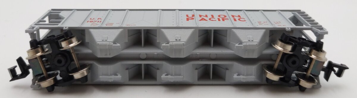 Atlas 3720 N Scale Union Pacific 3-Bay Covered Hopper #19711 LN/Box