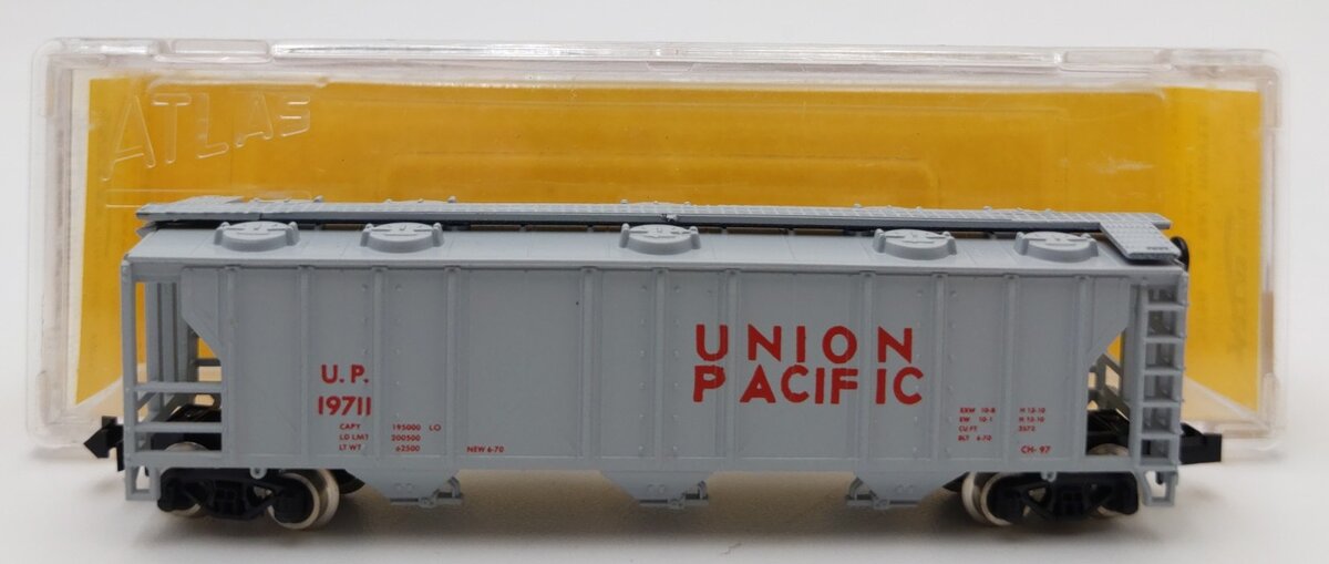 Atlas 3720 N Scale Union Pacific 3-Bay Covered Hopper #19711 LN/Box