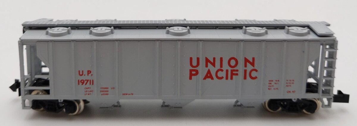 Atlas 3720 N Scale Union Pacific 3-Bay Covered Hopper #19711 LN/Box