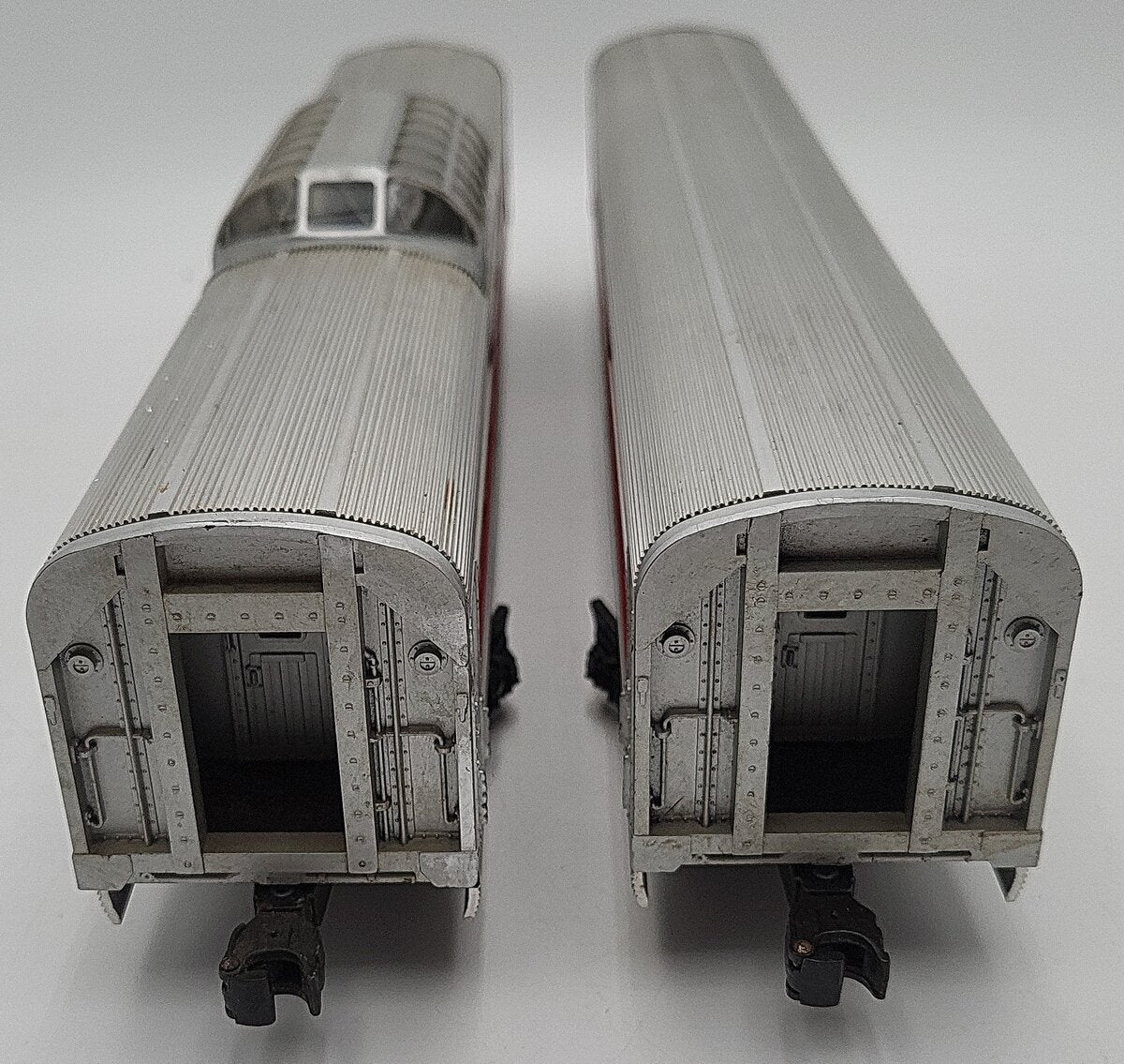 Lionel Vintage O Gauge Custom Santa Fe Aluminum Passenger Cars (2)