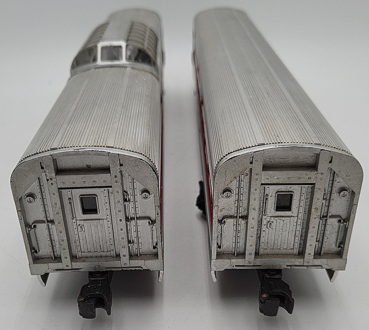 Lionel Vintage O Gauge Custom Santa Fe Aluminum Passenger Cars (2)