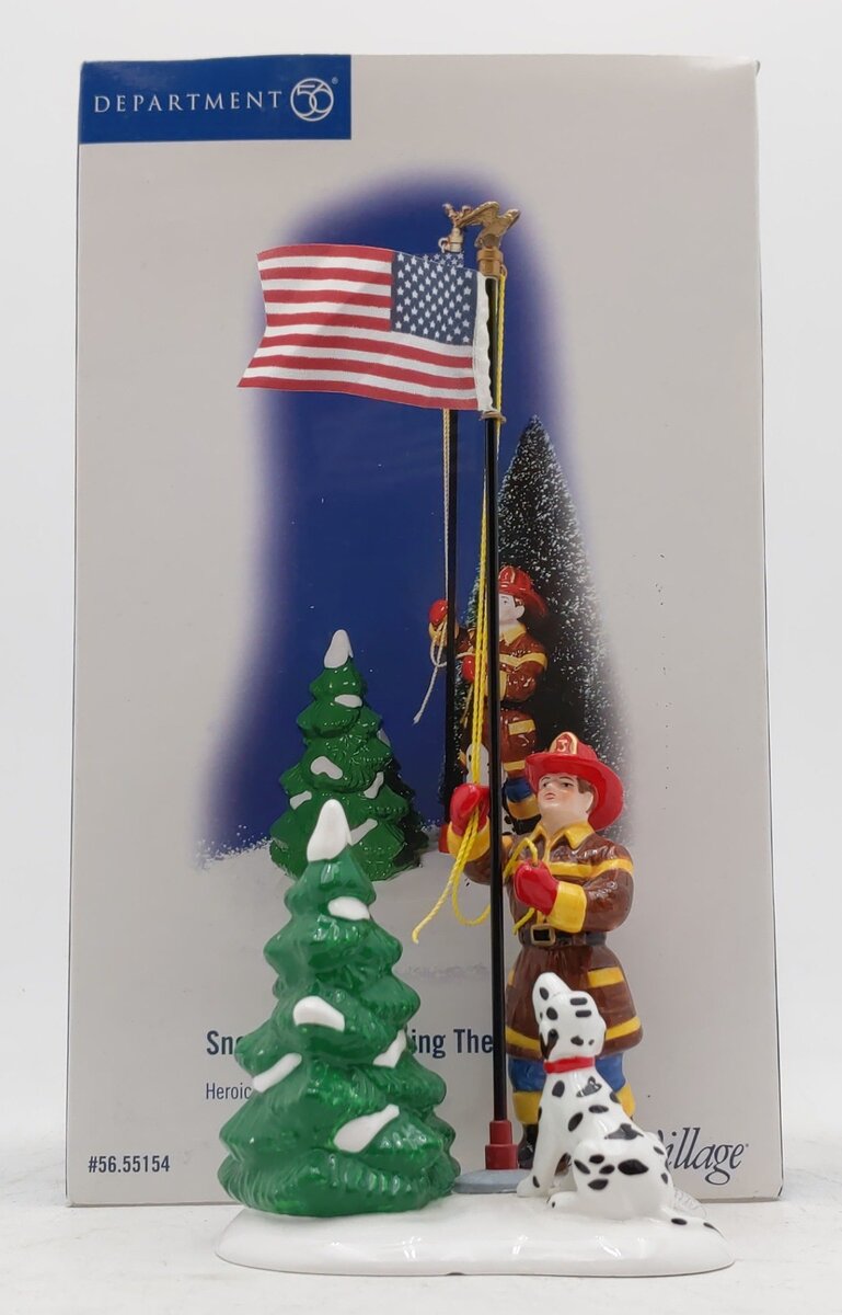 Dept 56 56.55154 The Snow Village "Snow Village Raising The Flag" Ceramic Figure EX/Box
