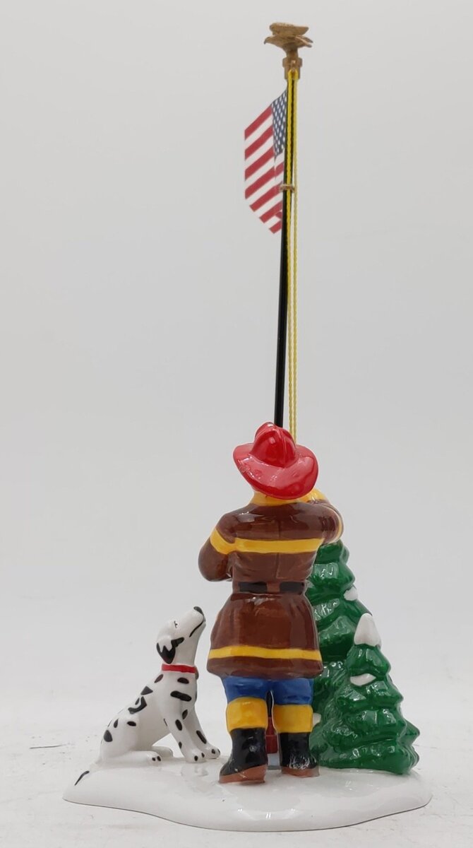 Dept 56 56.55154 The Snow Village "Snow Village Raising The Flag" Ceramic Figure EX/Box