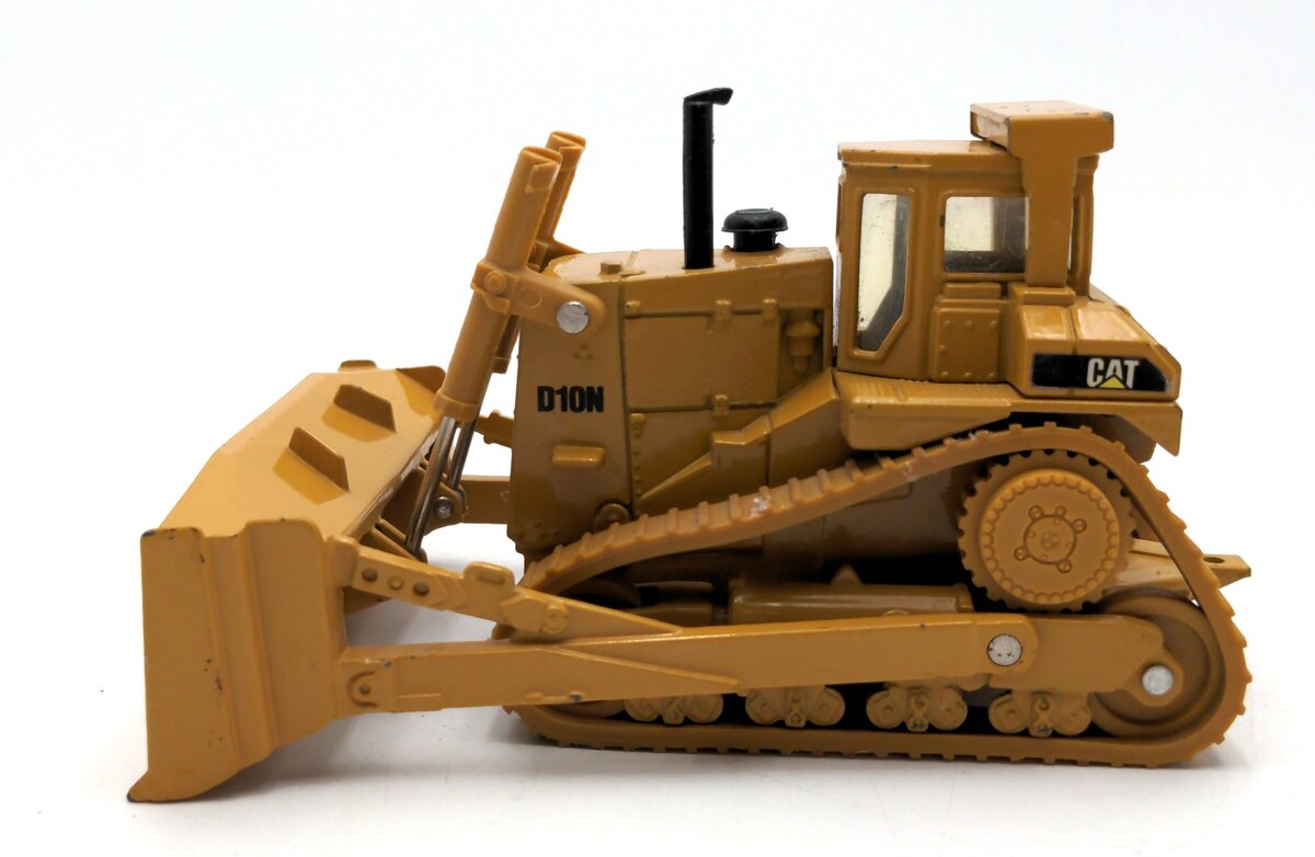 Ertl 1856F 1:50 Scale Diecast CAT D1ON Dozer LN