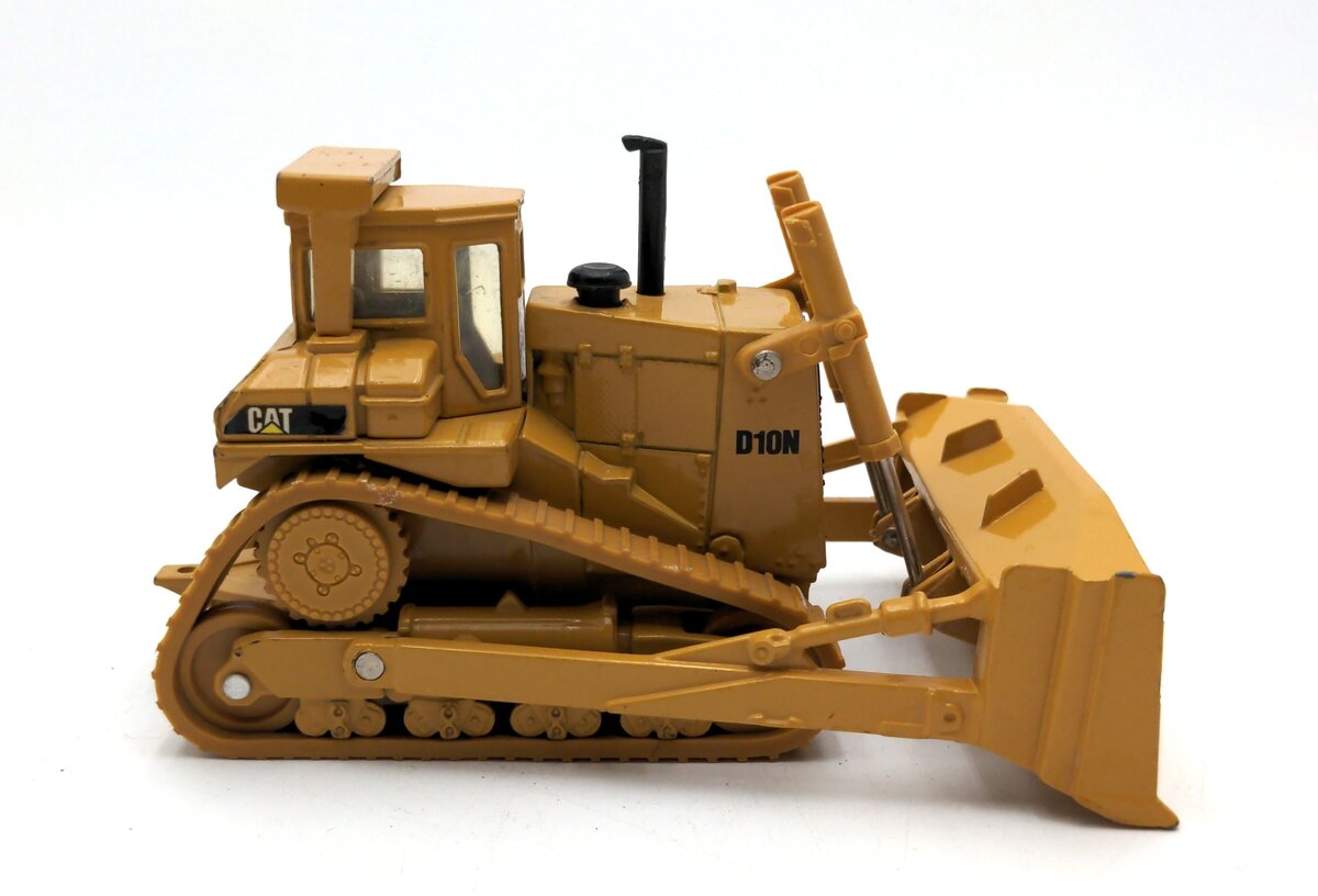 Ertl 1856F 1:50 Scale Diecast CAT D1ON Dozer LN
