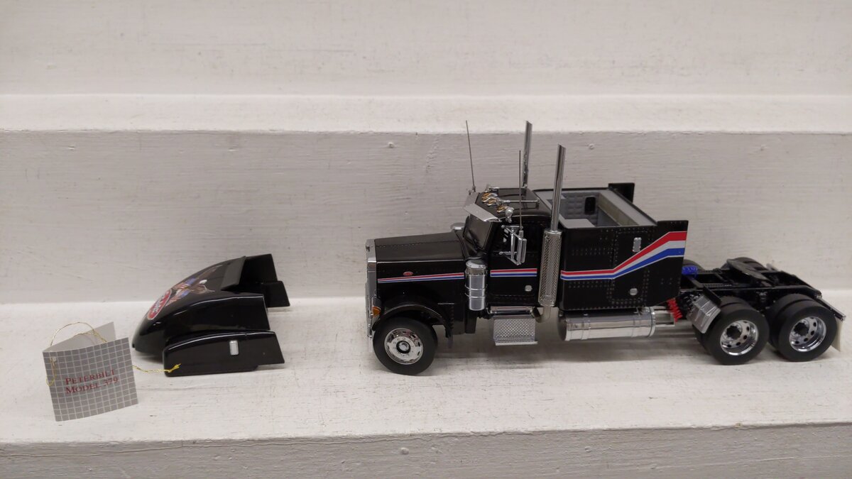 Franklin Mint 1:32 DC Black Peterblit 379 Semi Tractor Cab W/Removable Top EX