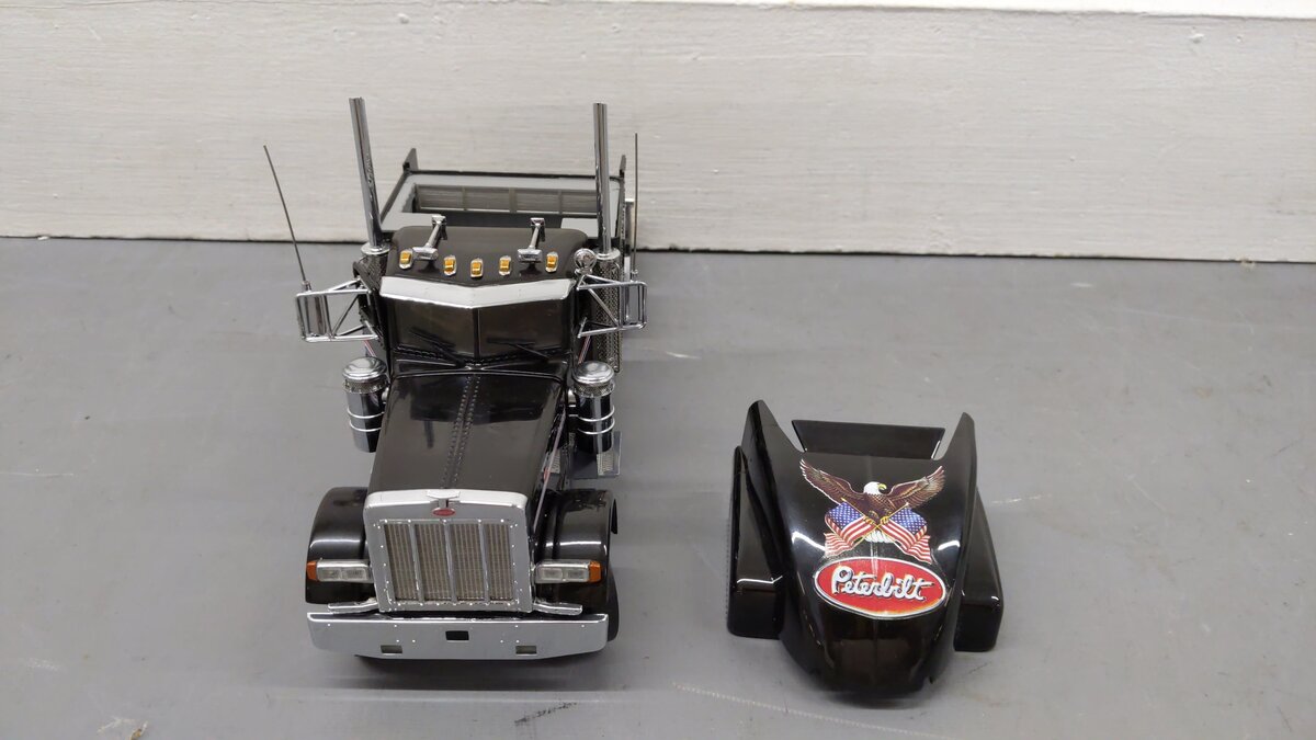 Franklin Mint 1:32 DC Black Peterblit 379 Semi Tractor Cab W/Removable Top EX