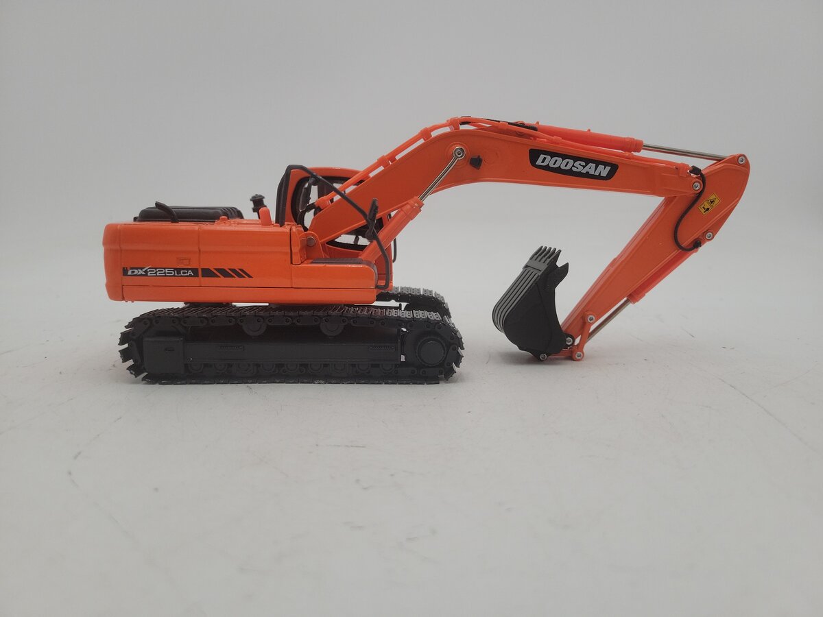 Doosan 225LCA 1:40 Diecast Doosan Hydraulic Excavator LN/Box