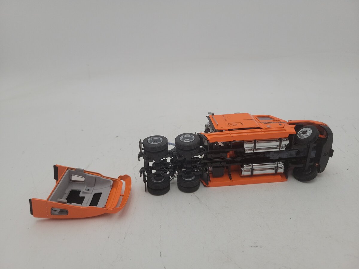 DHS 1:50 Scale Diecast Freightliner Century w/East Flatbed Trailer Schneider VG/Box