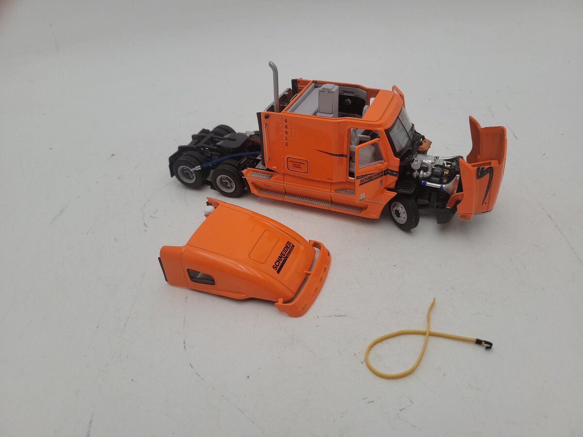 DHS 1:50 Scale Diecast Freightliner Century w/East Flatbed Trailer Schneider VG/Box