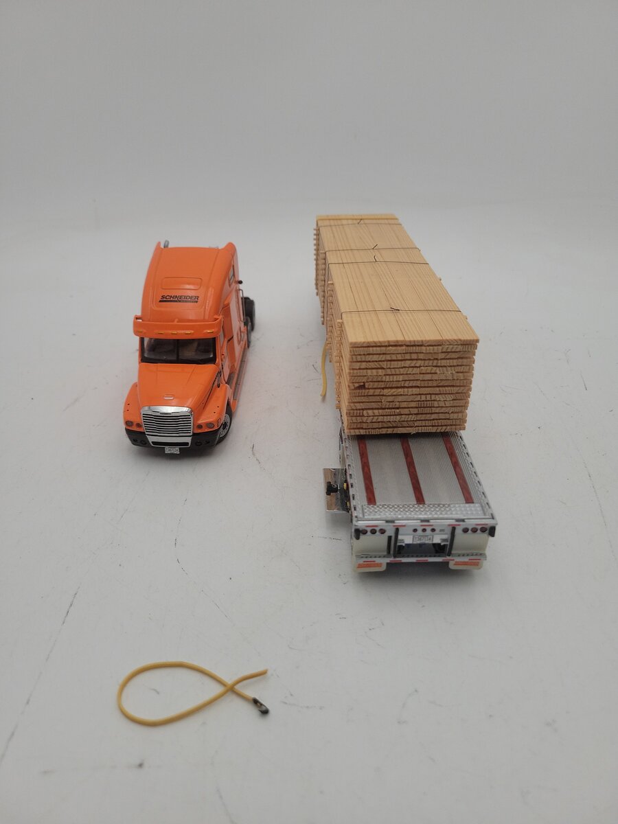 DHS 1:50 Scale Diecast Freightliner Century w/East Flatbed Trailer Schneider VG/Box