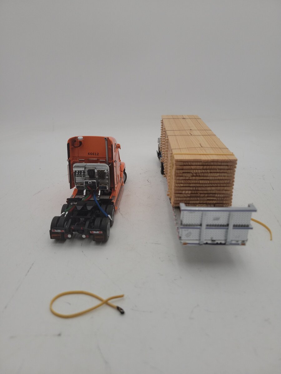 DHS 1:50 Scale Diecast Freightliner Century w/East Flatbed Trailer Schneider VG/Box
