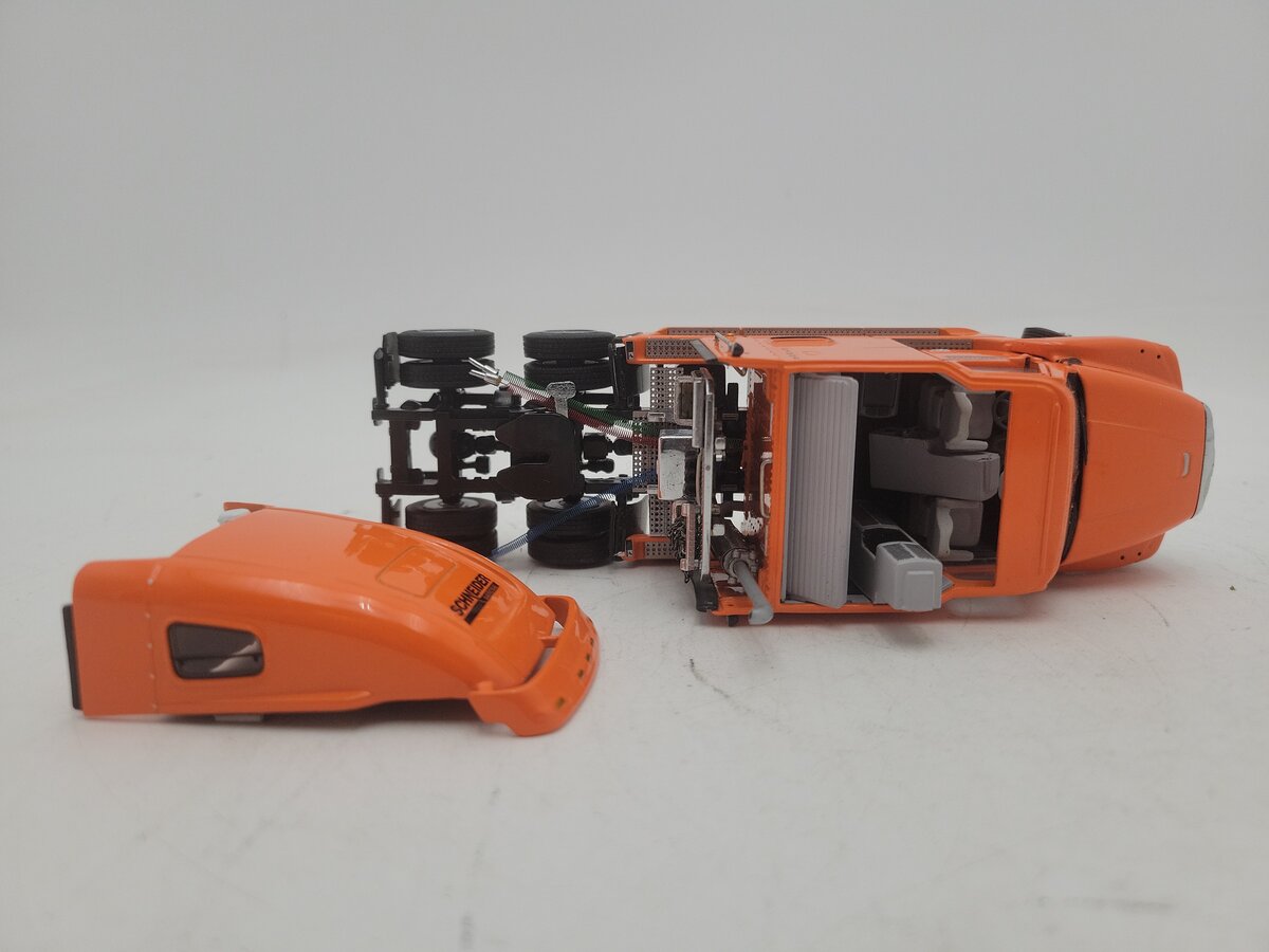 DHS 1:50 Scale Diecast Freightliner Century w/East Flatbed Trailer Schneider VG/Box