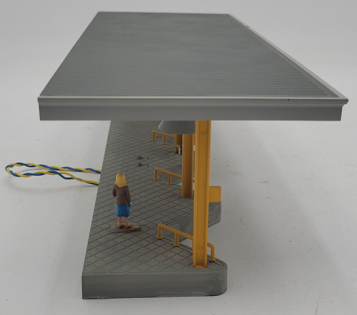 MTH 30-9071 O Scale Bus Station Dock