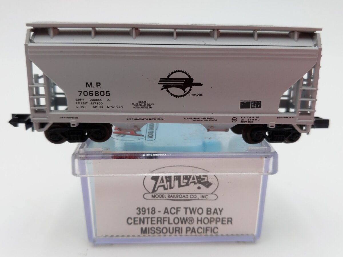 Atlas 3918 N Scale Missouri Pacific ACF 2-Bay Centerflow Covered Hopper #706805 EX/Box