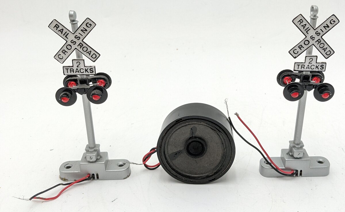 MTH 30-11014 O Scale RailKing Crossing Flasher W/Sound Operating (Set of 2) EX/Box