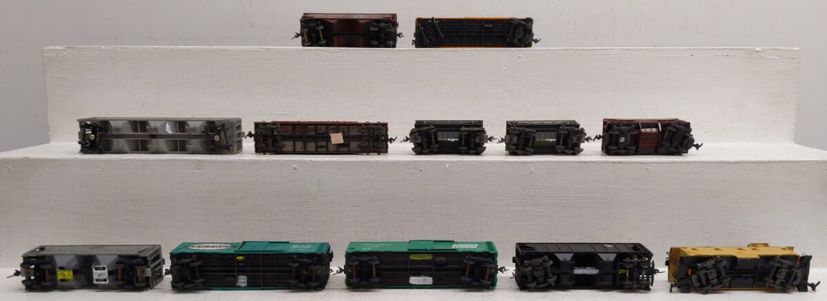 Rivarossi and Other HO Assorted Freight Cars [12]
