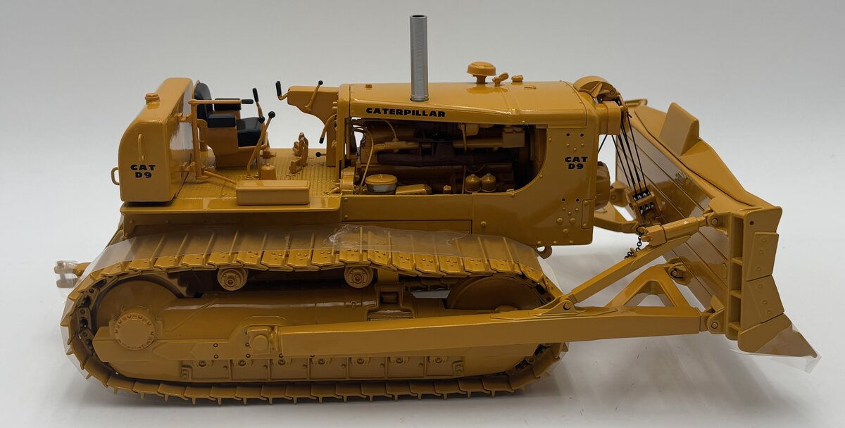 First Gear 49-0123 1:25 Diecast CAT D9D Track-Type Tractor EX/Box