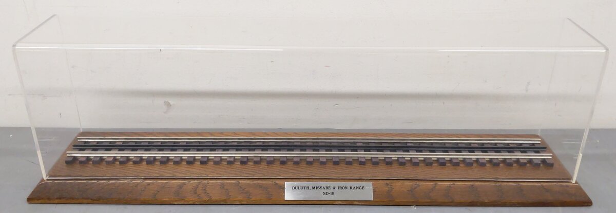 O Gauge Duluth, Missabe & Iron Range SD-18 Display Case EX