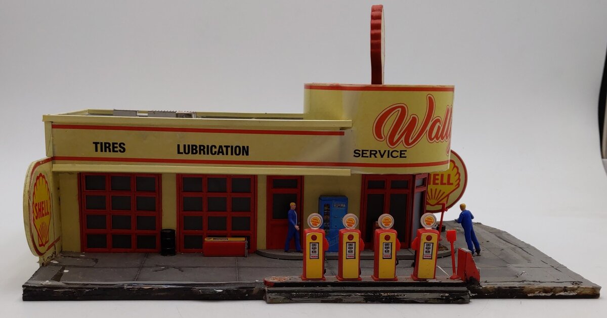 Menards 279-5017 HO Wally's Service Station Pre-Built W/3 Figures/Light Function/Box