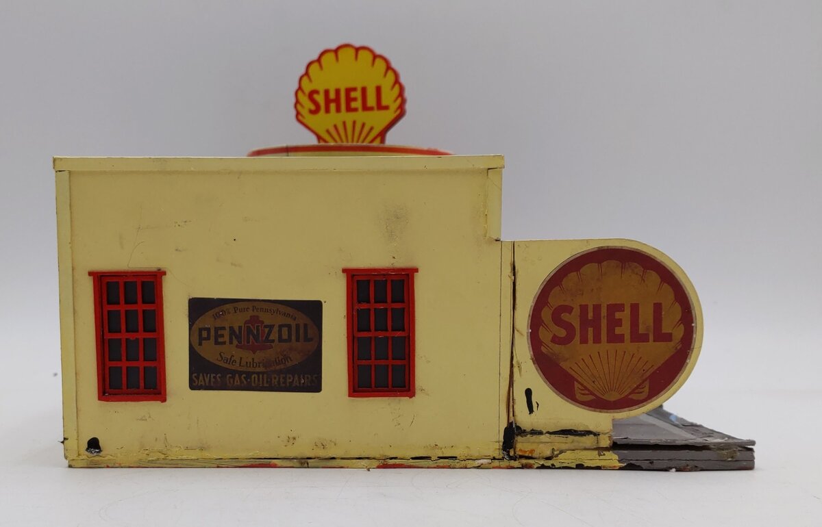 Menards 279-5017 HO Wally's Service Station Pre-Built W/3 Figures/Light Function/Box