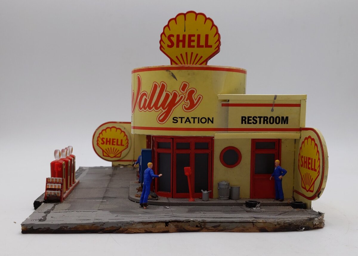Menards 279-5017 HO Wally's Service Station Pre-Built W/3 Figures/Light Function/Box