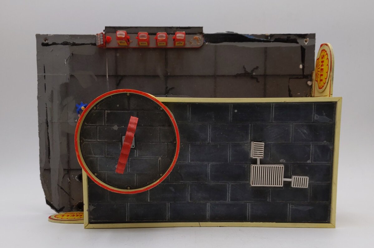 Menards 279-5017 HO Wally's Service Station Pre-Built W/3 Figures/Light Function/Box