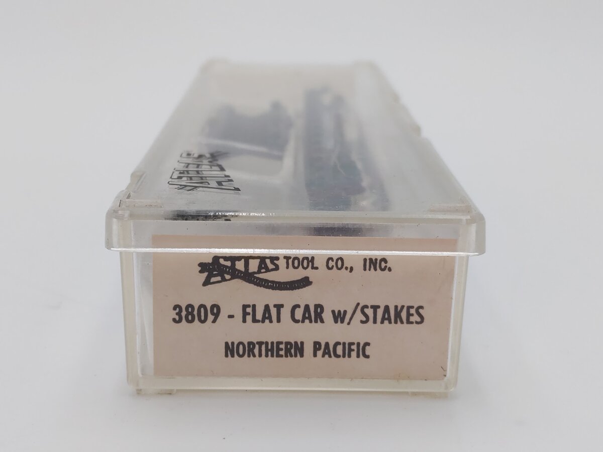 Atlas 3809 N Scale Northern Pacific 50' Flat Car with Stakes #60254 LN/Box