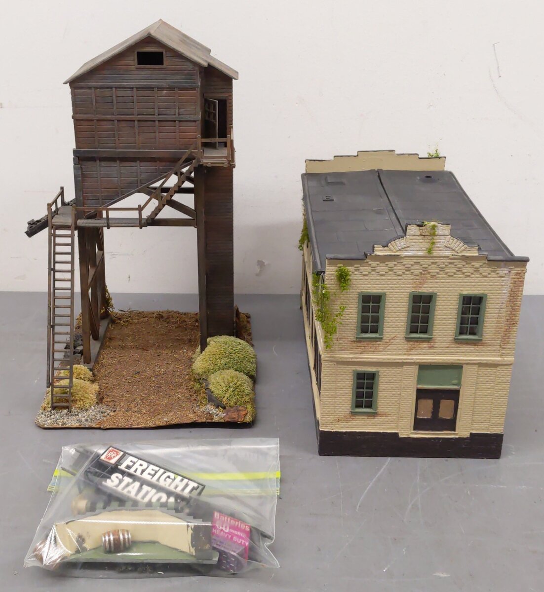 O Scale Custom Layout Structures w/ Accessories [2]