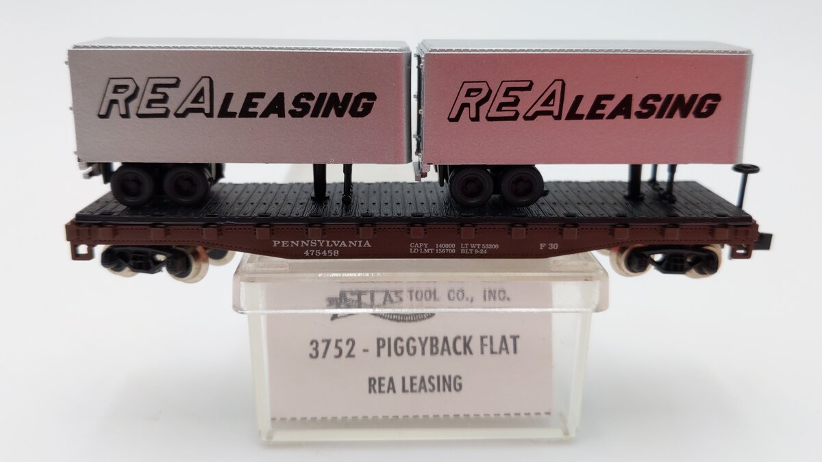 Atlas 3752 N Scale REA Leasing Piggyback Flat Car w/ two 24' Trailers #475458 EX/Box
