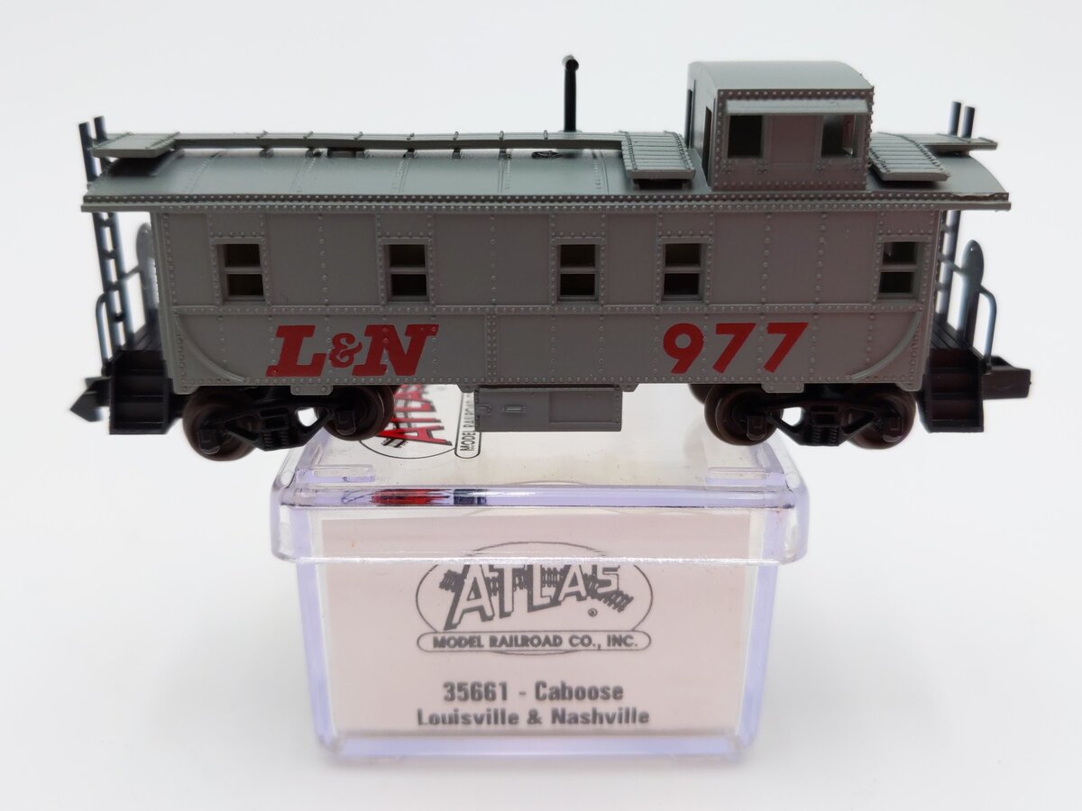 Atlas 35661 N Scale Louisville & Nashville Offset Copula Caboose #977 LN/Box