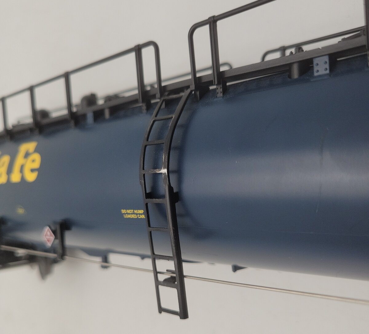 MTH 20-96024 O AT&SF 20,000 Gallon 4-Compartment Tank Car #98501 VG/Box