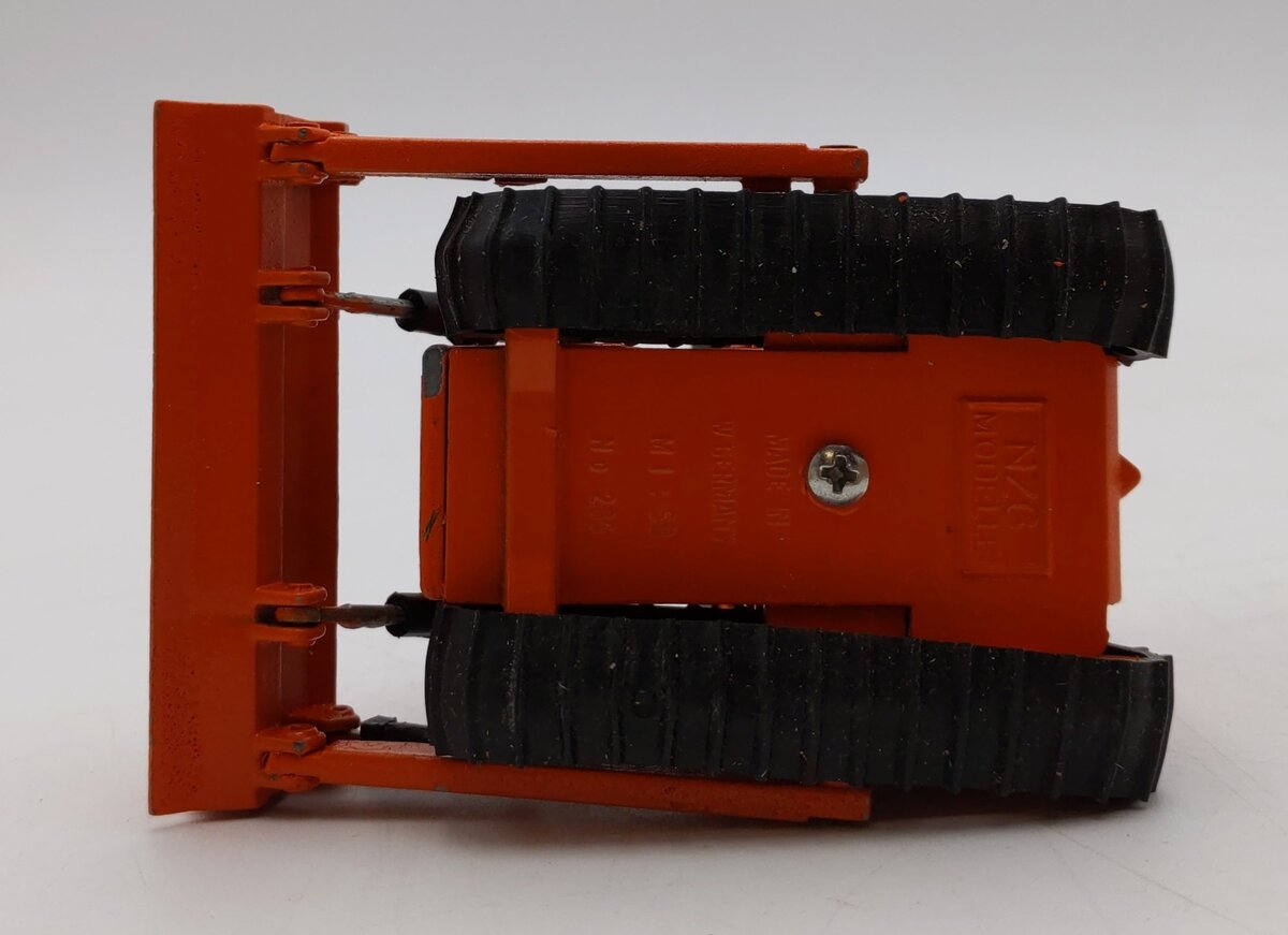 NZG Modelle 1:50 Scale Diecast Caterpillar CAT D4E Track-Type Tractor (Orange)/Box