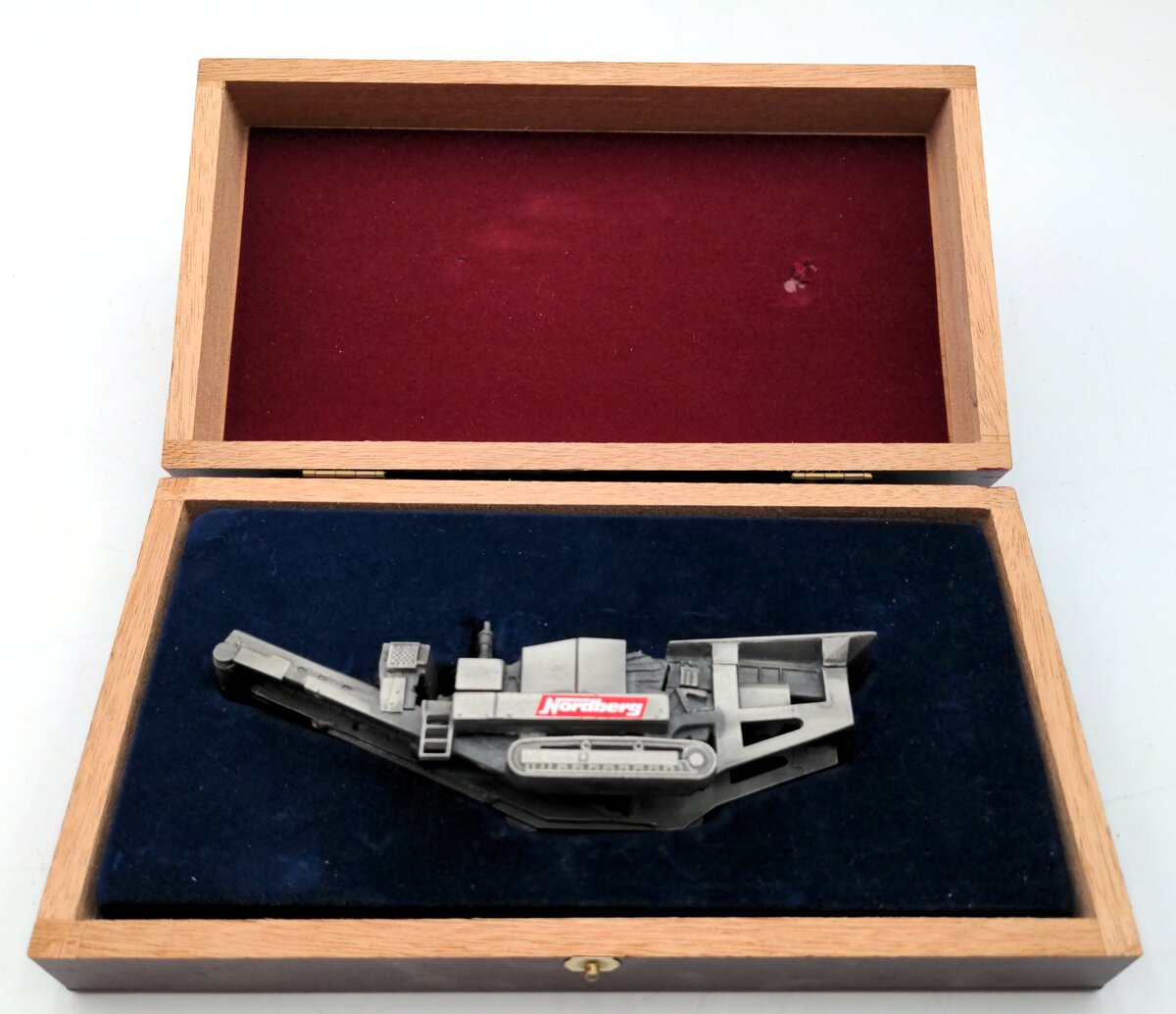 HiMoBo LT80 1:50 Scale Diecast Nordberg Track Mounted Rock Crusher NIB