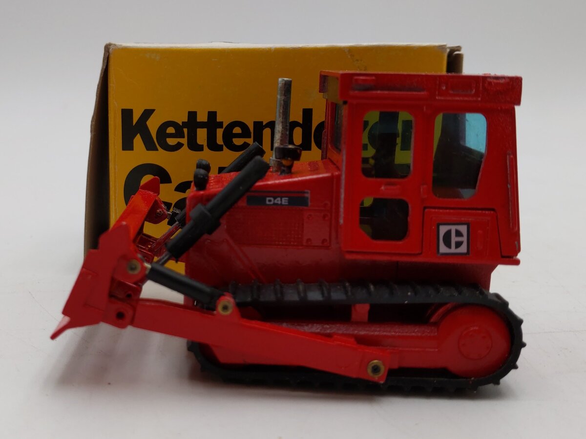 NZG Modelle 1:50 Scale Diecast Caterpillar CAT D4E Track-Type Tractor (Red)/Box