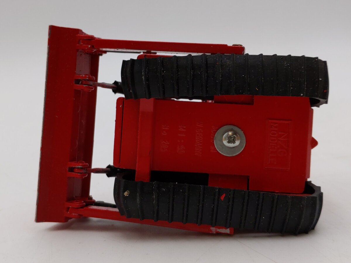 NZG Modelle 1:50 Scale Diecast Caterpillar CAT D4E Track-Type Tractor (Red)/Box