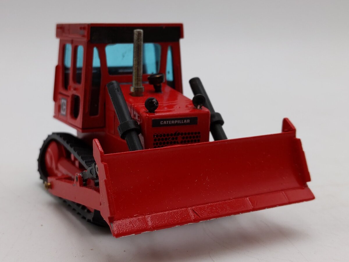 NZG Modelle 1:50 Scale Diecast Caterpillar CAT D4E Track-Type Tractor (Red)/Box