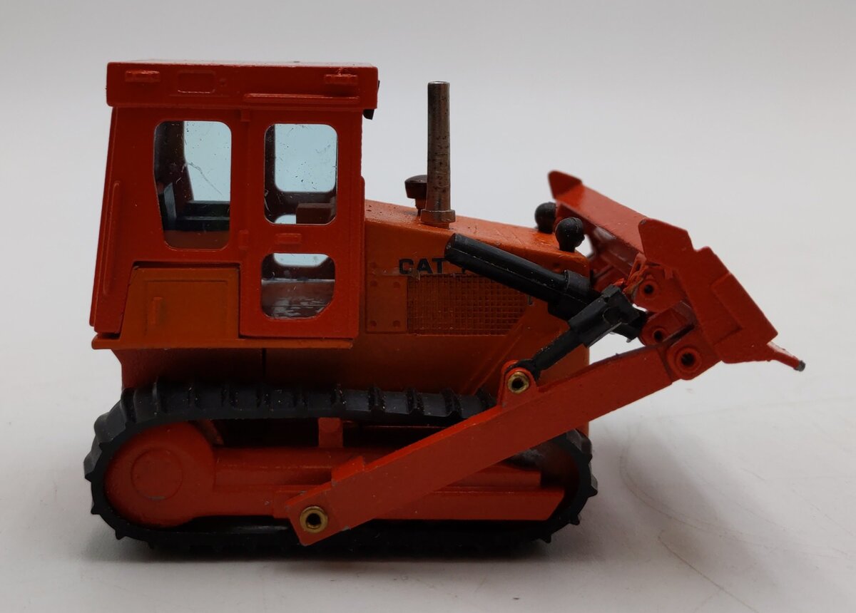 NZG Modelle 1:50 Scale Diecast Caterpillar CAT D4E Track-Type Tractor (Orange)/Box