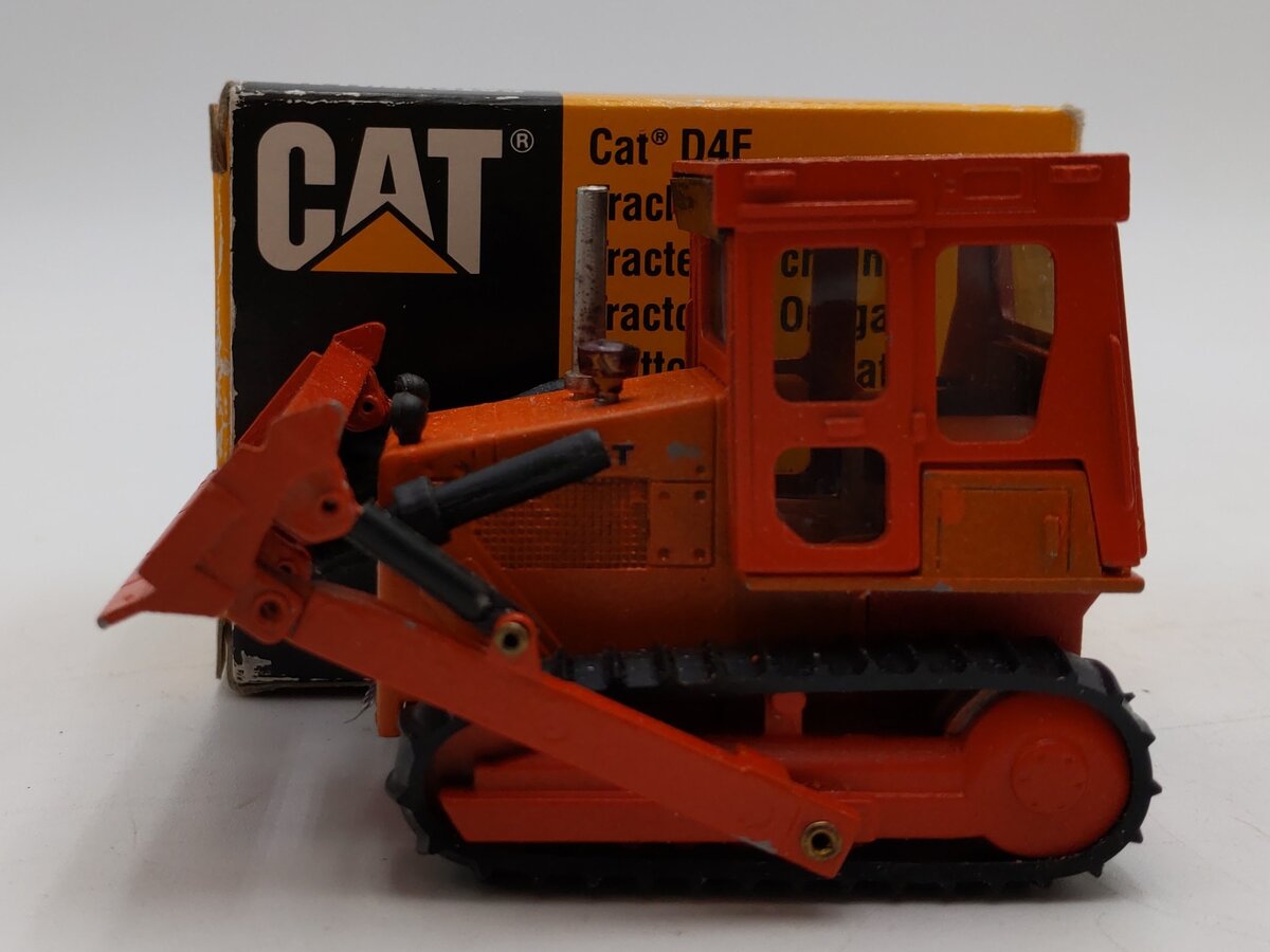 NZG Modelle 1:50 Scale Diecast Caterpillar CAT D4E Track-Type Tractor (Orange)/Box