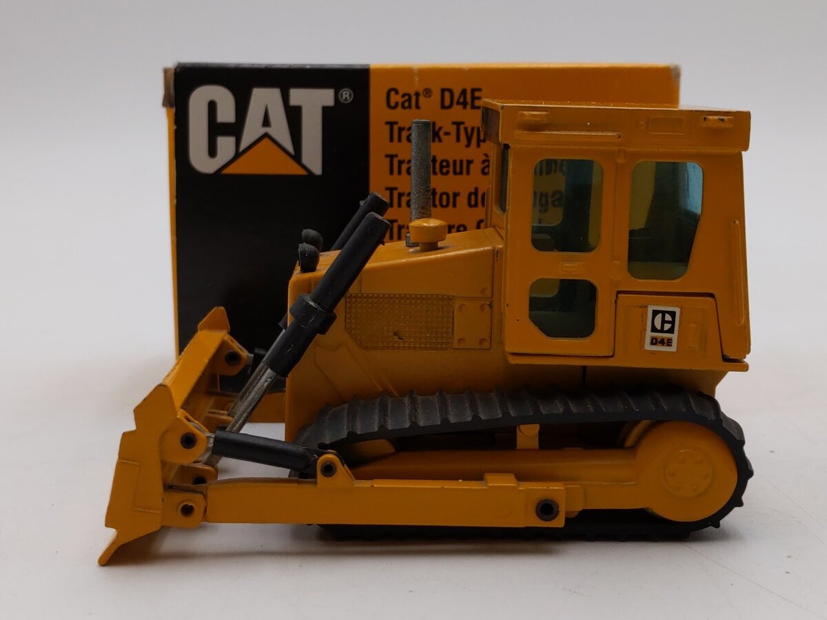 NZG Modelle 1:50 Scale Diecast Caterpillar CAT D4E Track-Type Tractor EX/Box