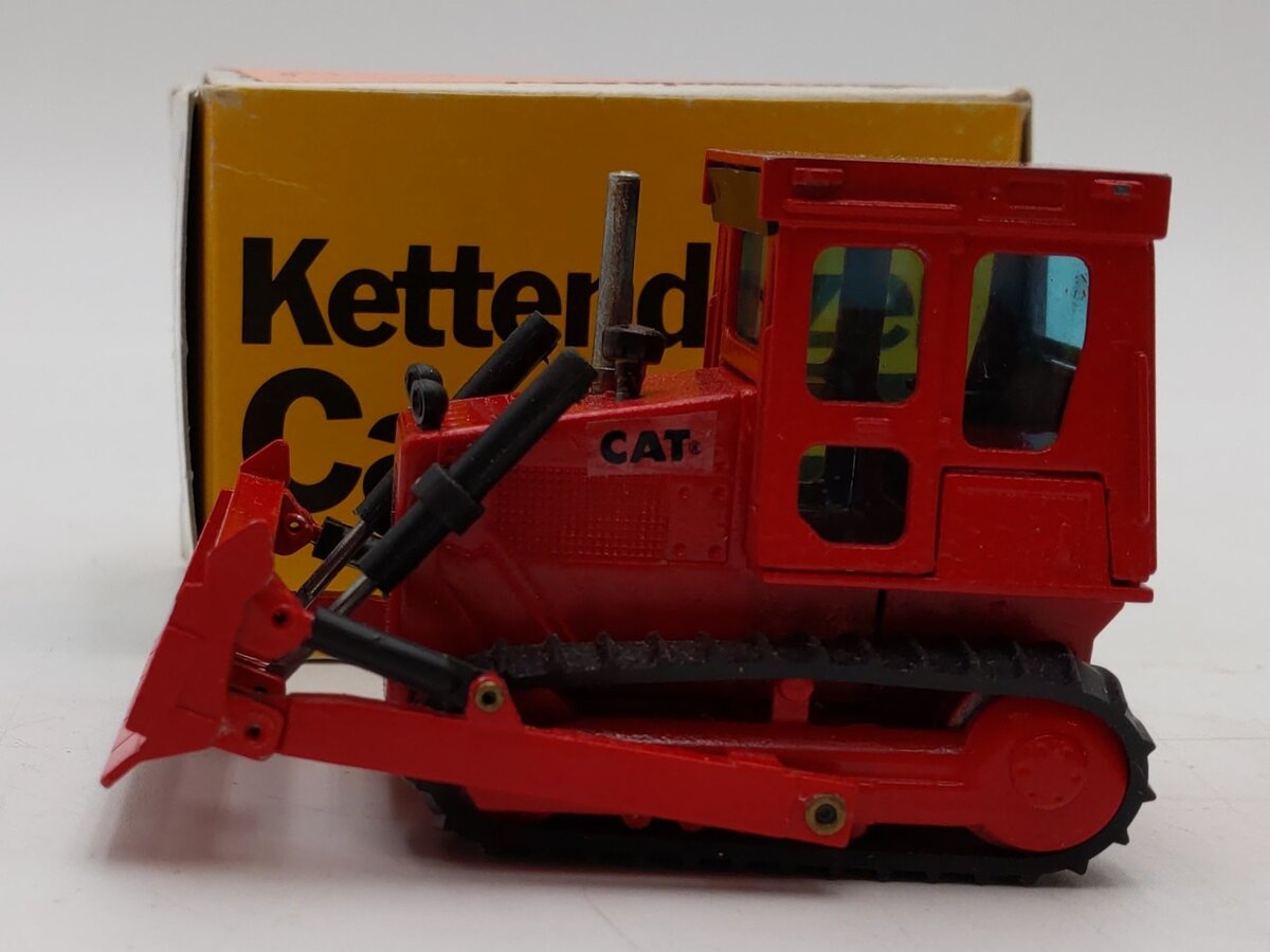 NZG Modelle 1:50 Scale Diecast Caterpillar CAT D4E Track-Type Tractor (Red)/Box