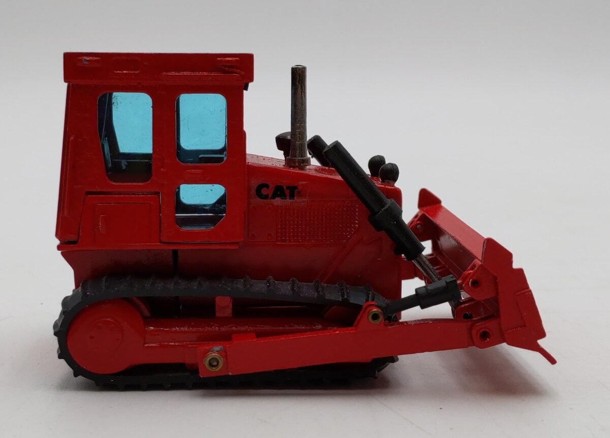 NZG Modelle 1:50 Scale Diecast Caterpillar CAT D4E Track-Type Tractor (Red)/Box