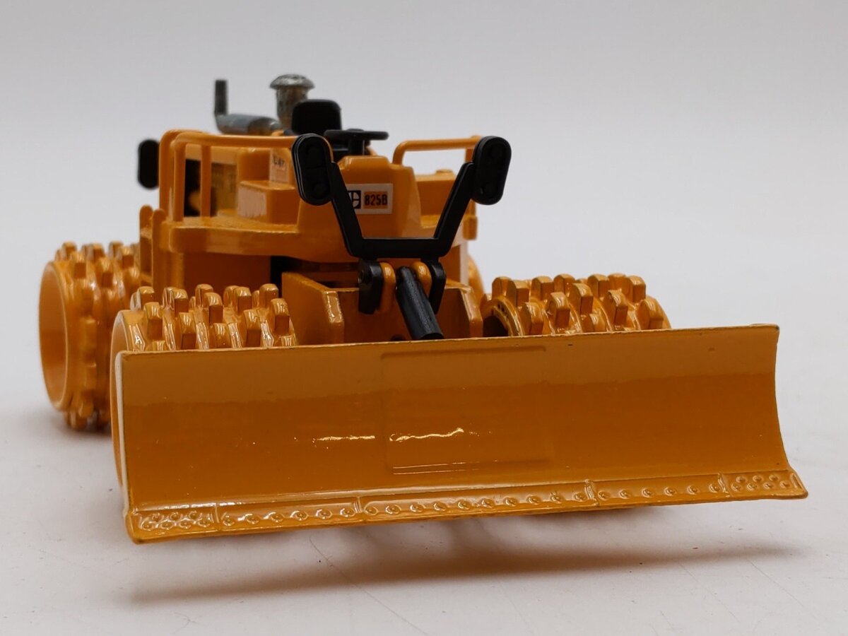 Joal 1:50 Scale Diecast Caterpillar CAT 825B Compactor EX/Box