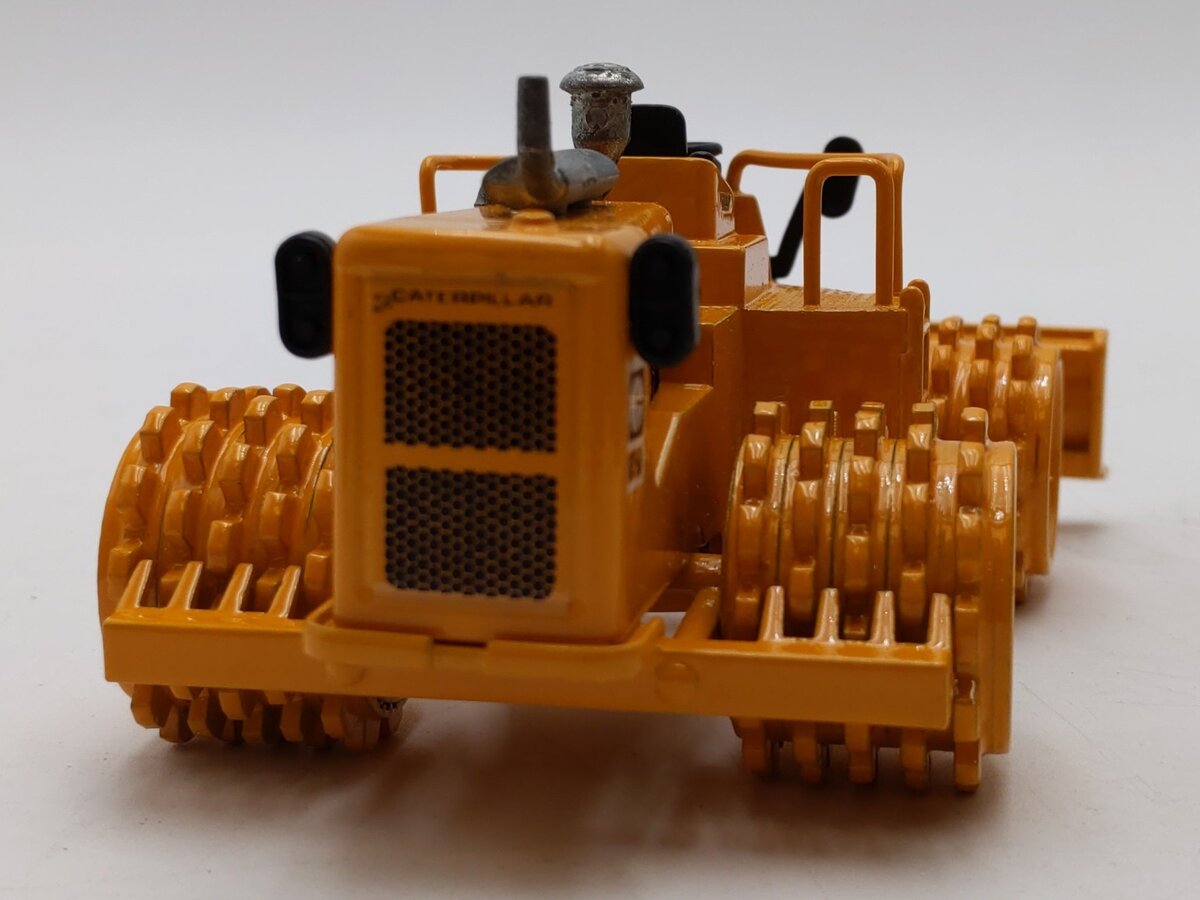 Joal 1:50 Scale Diecast Caterpillar CAT 825B Compactor EX/Box